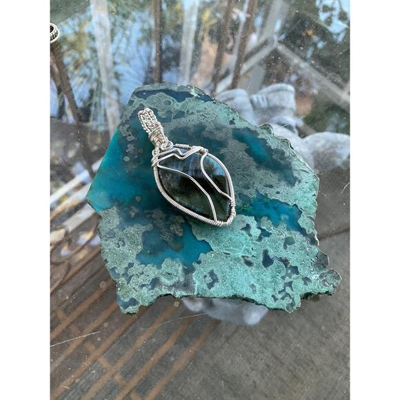 Handcrafted Labradorite Pendant - Picture 4 of 10
